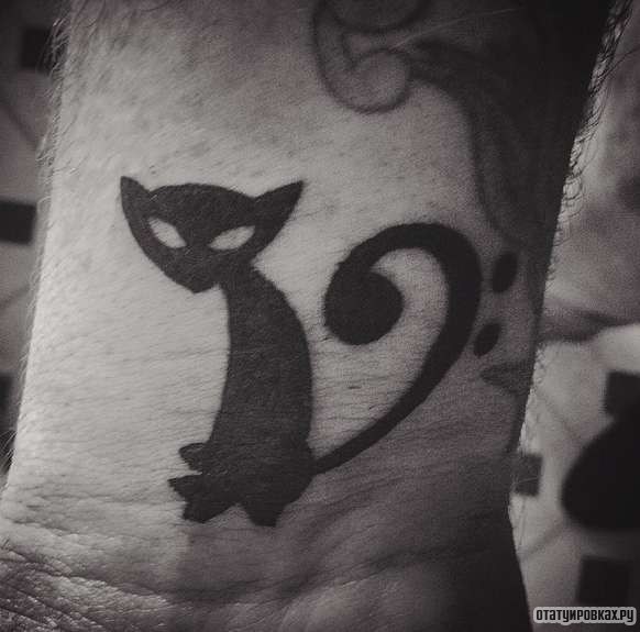 Фотография татуировки под названием «Кот и символ»
