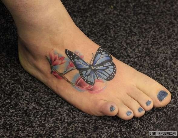 Фотография татуировки под названием «Бабочка на розовом цветке»