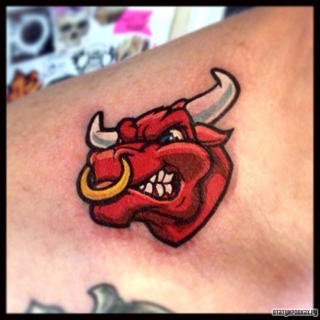 Фотография татуировки под названием «Мультяшный бык»