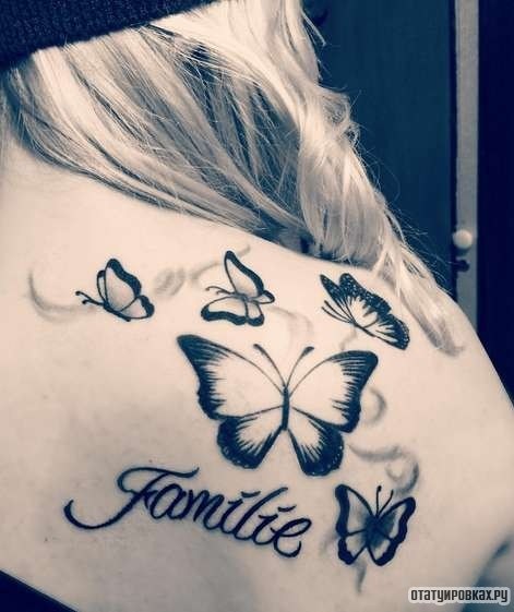 Фотография татуировки под названием «Черные бабочки и надпись»