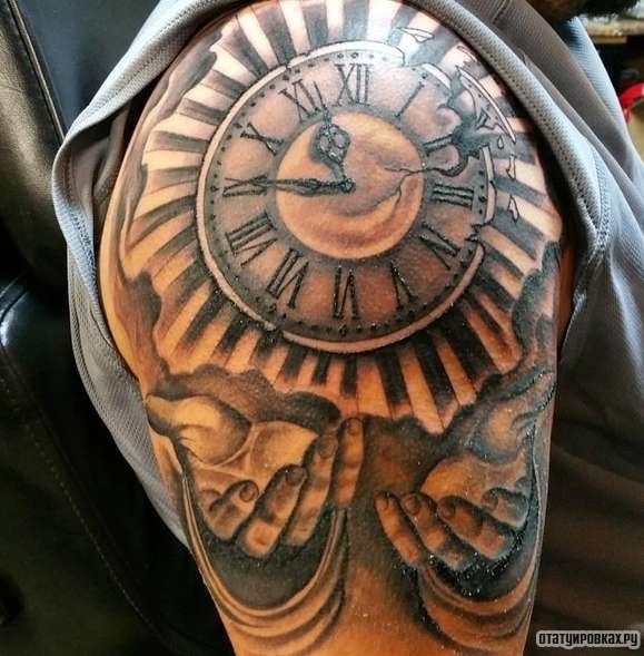 Фотография татуировки под названием «Часы и руки молящегося»