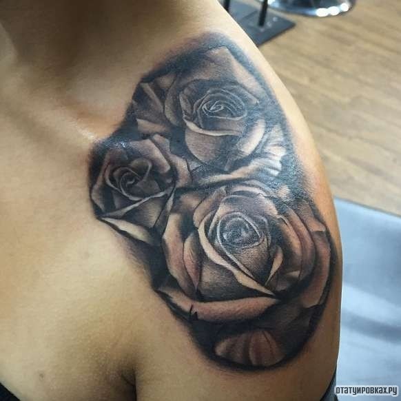 Фотография татуировки под названием «Три черных розы»
