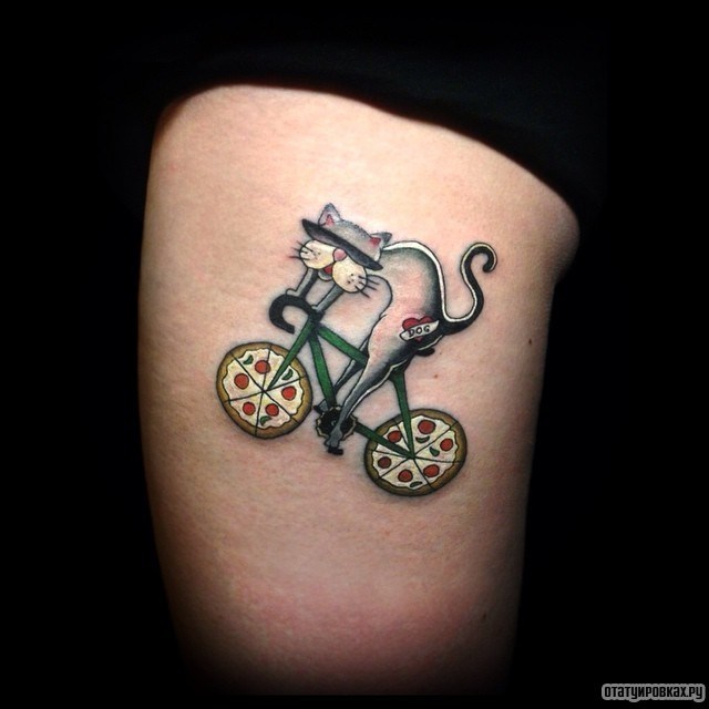 Фотография татуировки под названием «Кот на велосипеде»