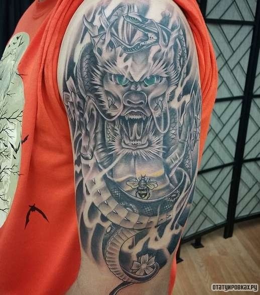 Фотография татуировки под названием «Дракон со змеей»