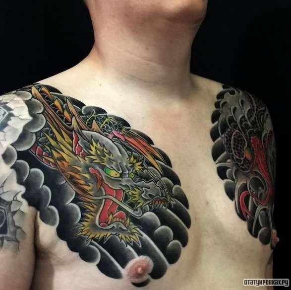 Фотография татуировки под названием «Дракон в темных облаках»