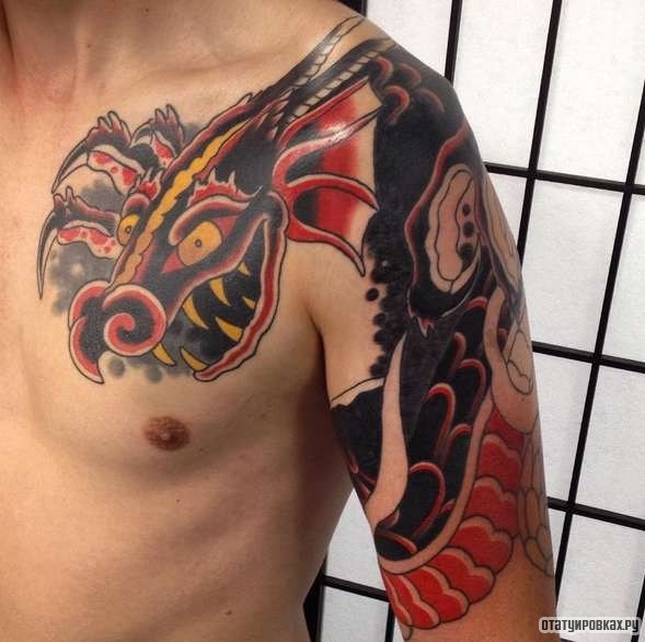 Фотография татуировки под названием «Дракон красно-черный»