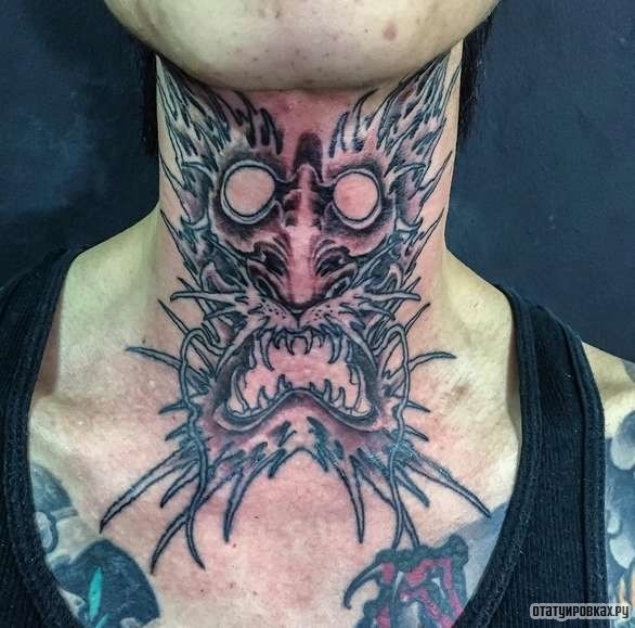 Фотография татуировки под названием «Голова бракона»