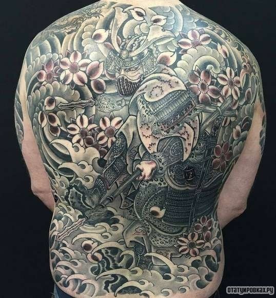 Фотография татуировки под названием «Человек в цветах»