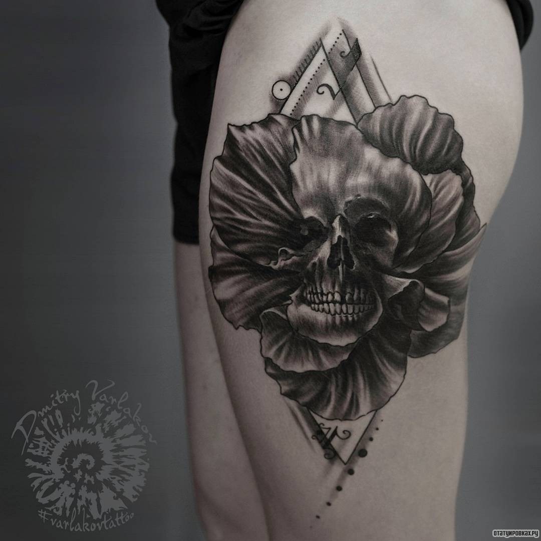 Фотография татуировки под названием «Череп в цветке»