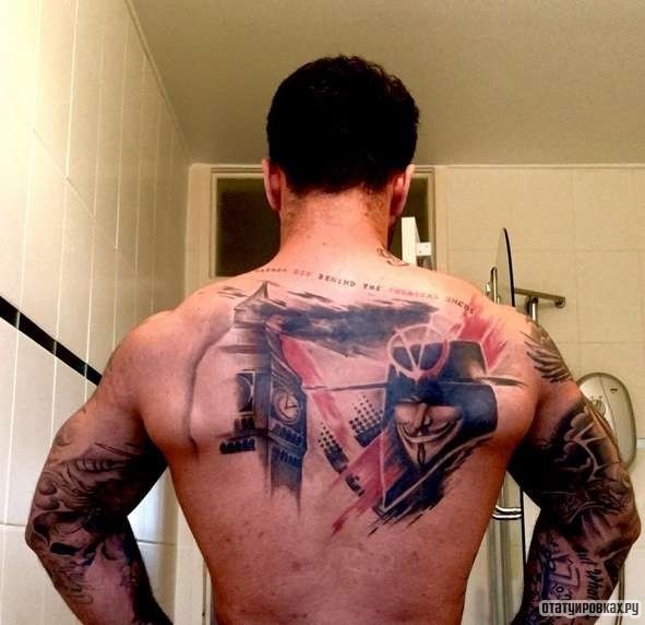 Фотография татуировки под названием «Человек и башня с часами»