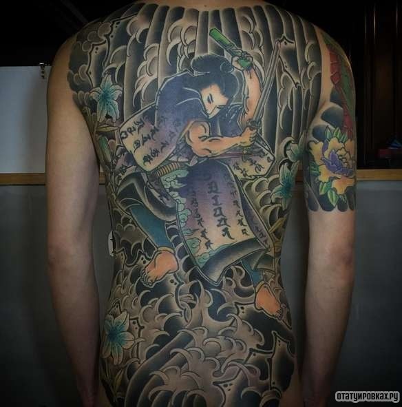 Фотография татуировки под названием «Самурай в волнах»