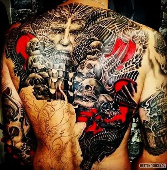 Фотография татуировки под названием «Лицо человека в черепах»