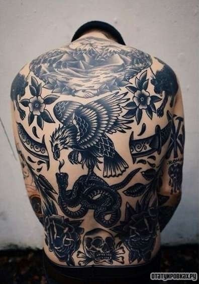 Фотография татуировки под названием «Орел сражается со змеей»
