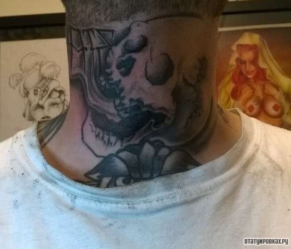 Фотография татуировки под названием «Череп скелета»