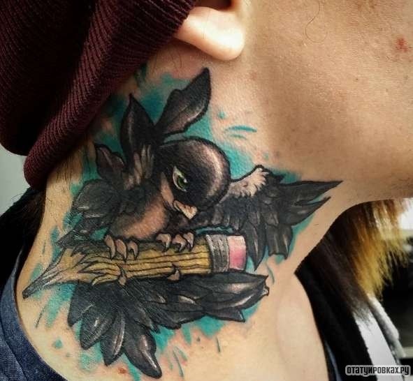 Фотография татуировки под названием «Птица на карандаше»
