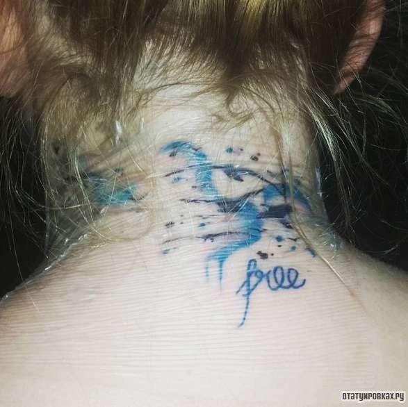 Фотография татуировки под названием «Надпись с кляксами»