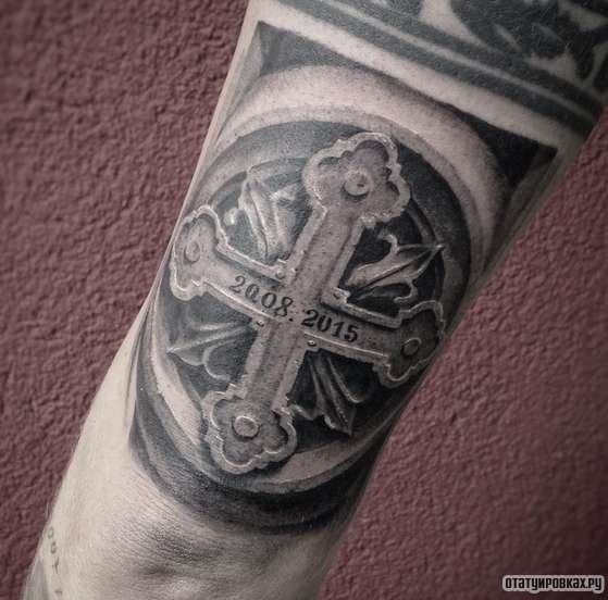 Фотография татуировки под названием «Крест с датой»