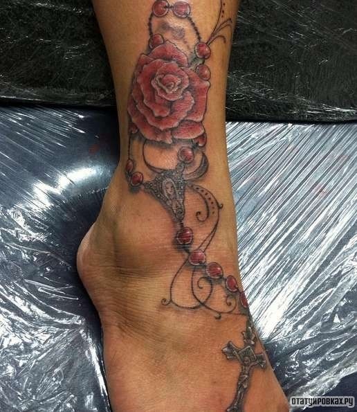 Фотография татуировки под названием «Крест с розой»