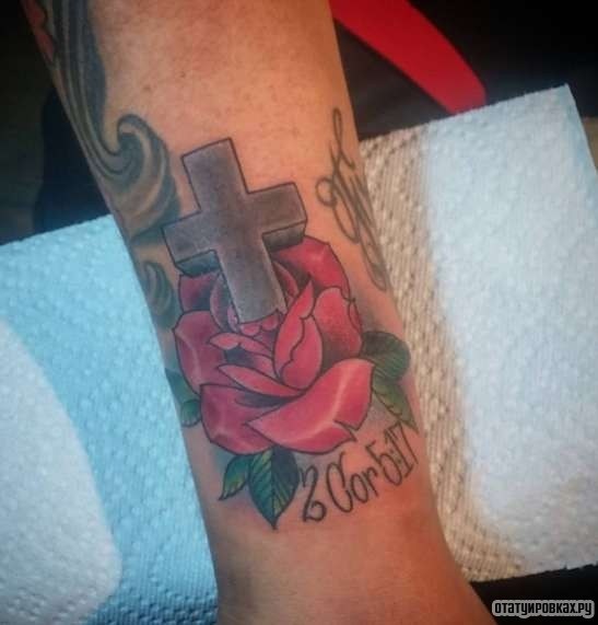 Фотография татуировки под названием «Крест и роза с надписью»