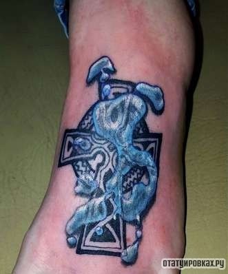 Фотография татуировки под названием «Крест с голубыми брызгами»