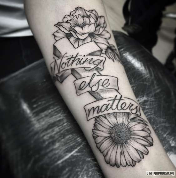 Фотография татуировки под названием «Цветы, крест и надпись»