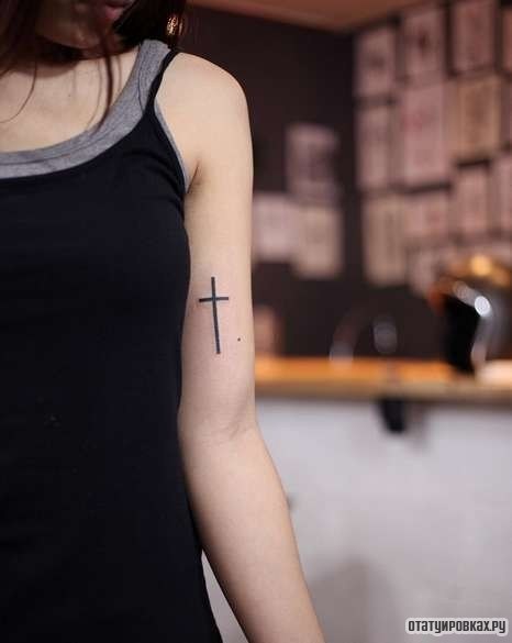 Фотография татуировки под названием «Тонкий крест»