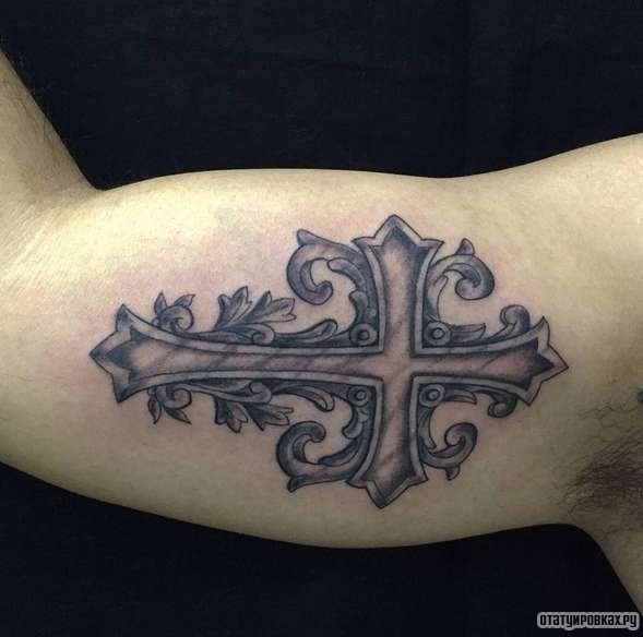 Фотография татуировки под названием «Крест из узоров»
