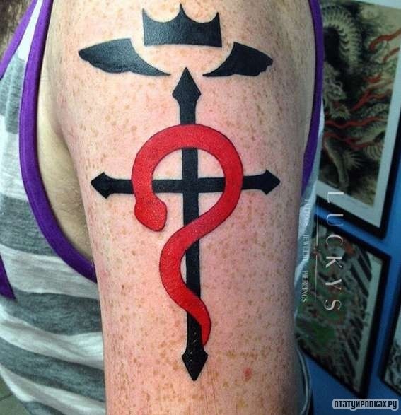 Фотография татуировки под названием «Крест с красной змеей»