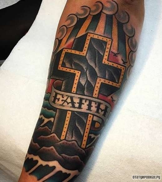 Фотография татуировки под названием «Крест и надпись faith»