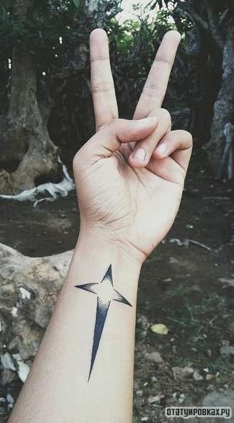 Фотография татуировки под названием «Крест в виде звезды»