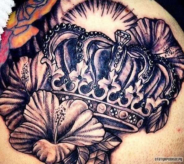Фотография татуировки под названием «Корона с цветами»