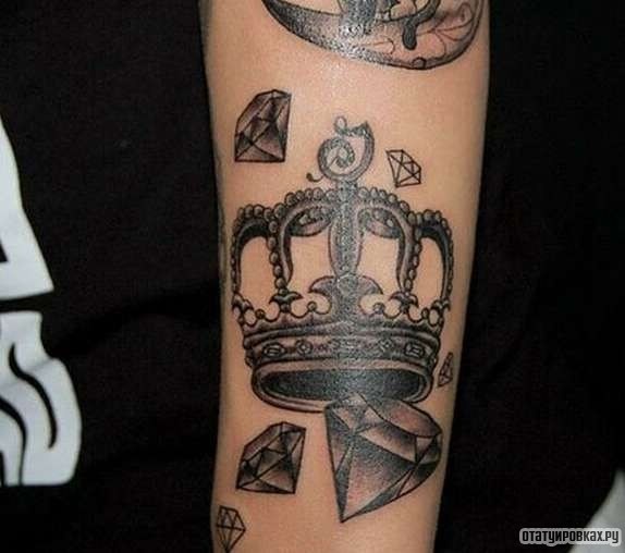 Фотография татуировки под названием «Корона и алмазы»