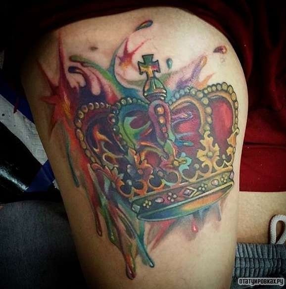 Фотография татуировки под названием «Корона в красках»