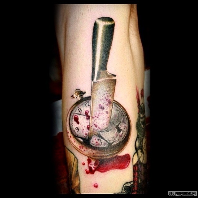 Фотография татуировки под названием «Часы, пронизанные ножом»