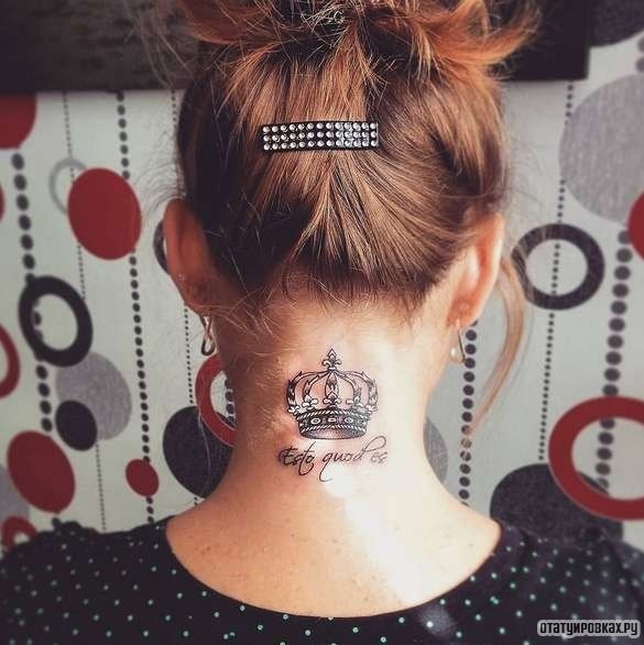 Фотография татуировки под названием «Корона с надписью»