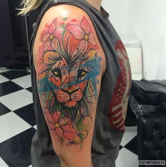 Фотография татуировки под названием «Лев в цветах и красках»