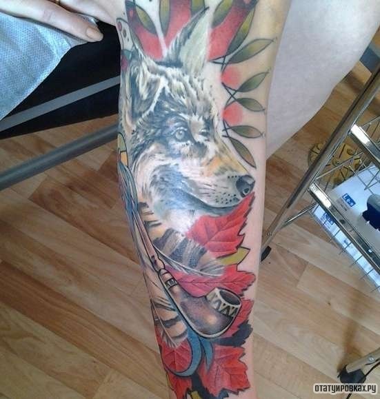 Фотография татуировки под названием «Волк с трубкой в листьях»