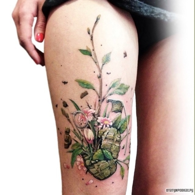 Фотография татуировки под названием «Граната взрывается растениями»