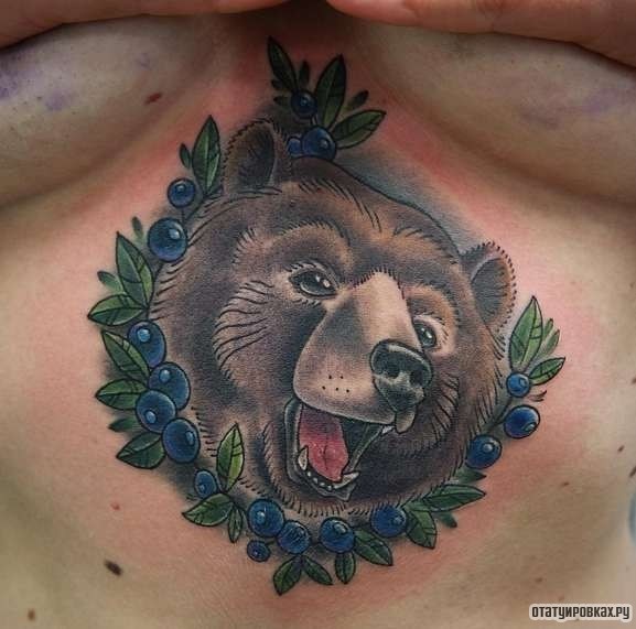 Фотография татуировки под названием «Медведь в чернике»