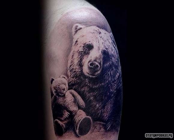 Фотография татуировки под названием «настоящий медведь с плюшевым»