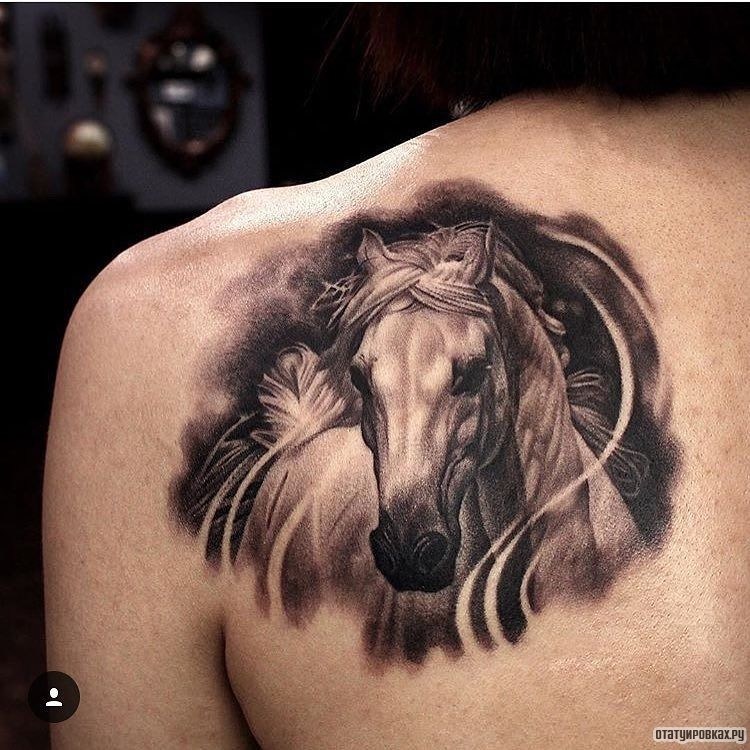 Фотография татуировки под названием «Лошадь с пером»