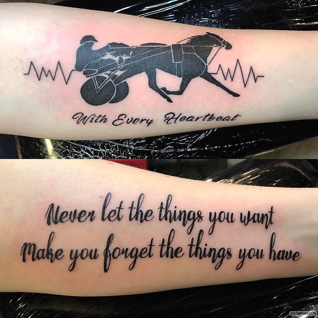 Фотография татуировки под названием «Лошадь в забеге и надписи»
