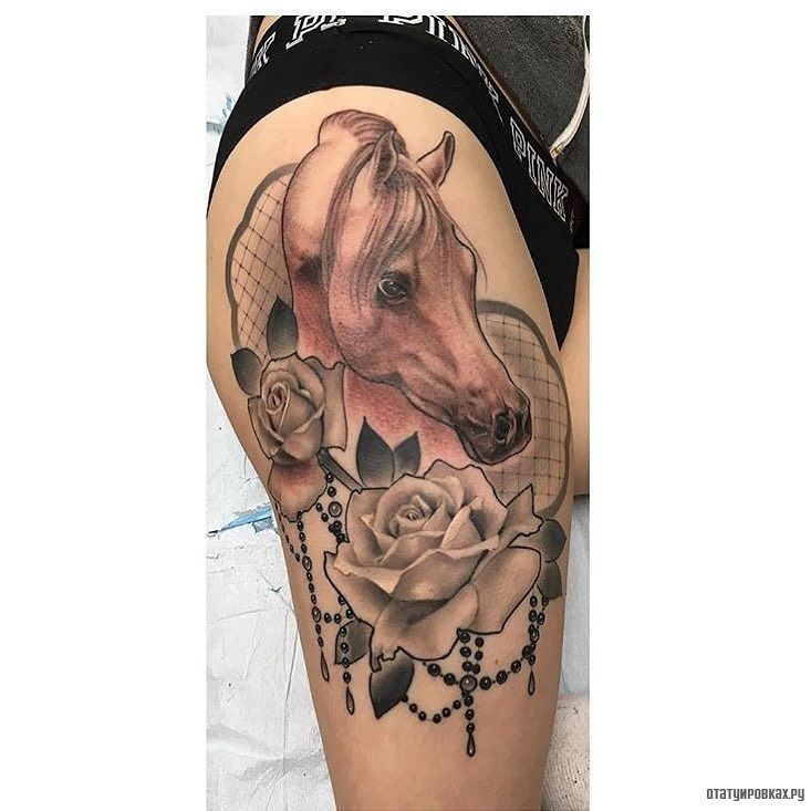 Фотография татуировки под названием «Лошадь с двумя розами»