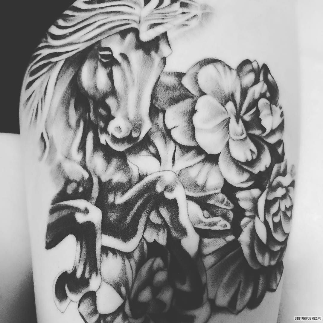 Фотография татуировки под названием «Лошадь и цветы»