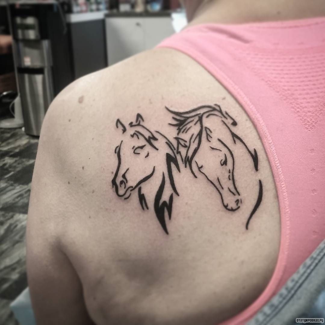 Фотография татуировки под названием «Головы двух лошадей»