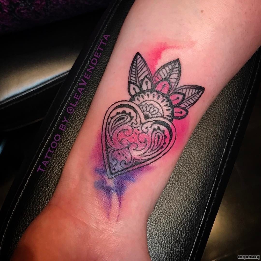 Фотография татуировки под названием «Сердце с листьями»