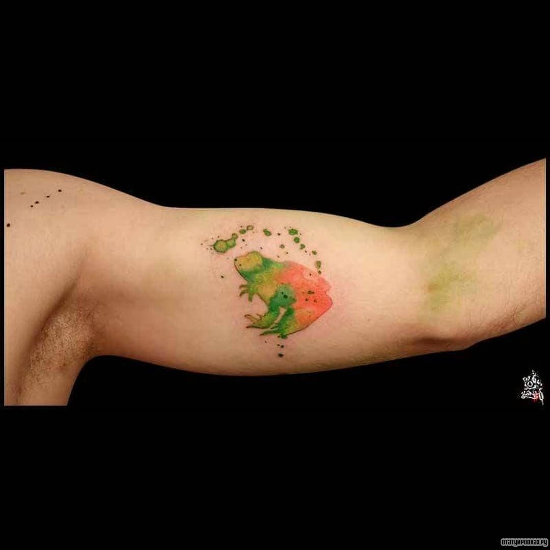 Фотография татуировки под названием «Красно-оранжевая лягушка»