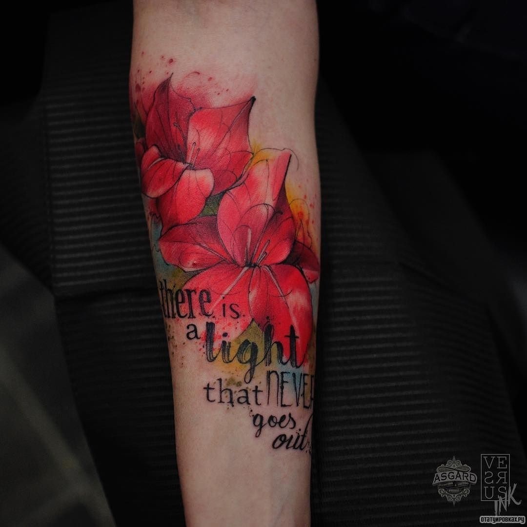 Фотография татуировки под названием «Красная лилия и надпись»