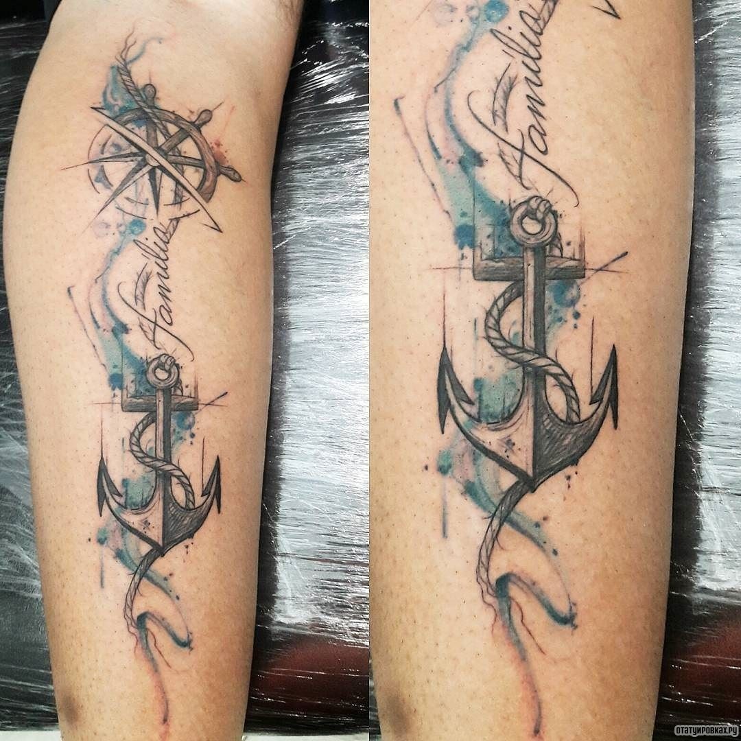 Фотография татуировки под названием «Якорь, штурвал и надпись»