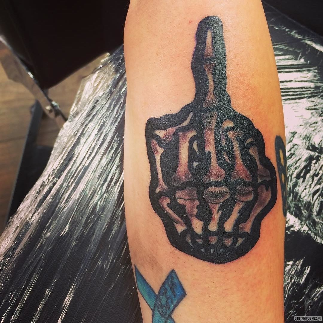 Фотография татуировки под названием «Средний палец»
